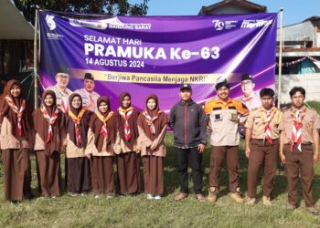 Santri SMA Al-Aziz IBS sebagai panitia Jambore Ranting Cisarua, Bandung Barat dalam penyelenggaraan Hari Pramuka ke-63.